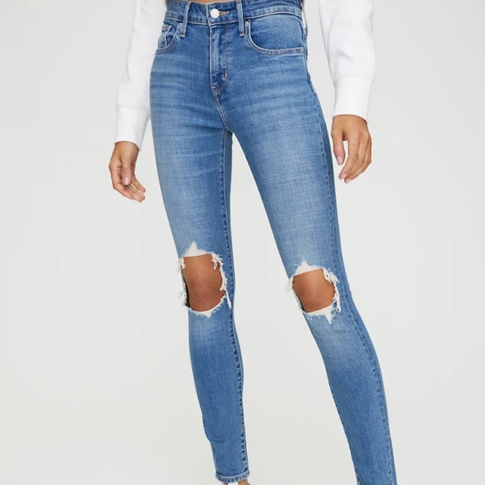Levi’s 721 High Rise Skinny in Med Denim.